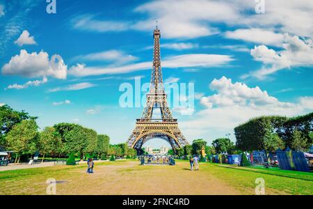 Parco e Torre Eiffel sugli Champs de Mars a Parigi Foto Stock