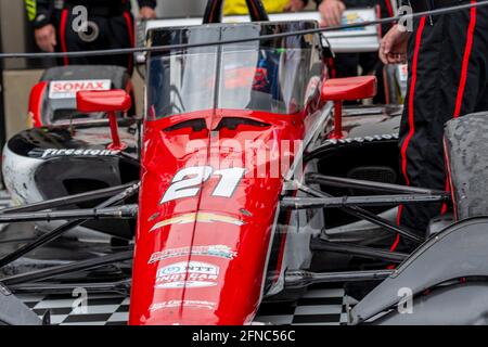 Indianapolis, Indiana, Stati Uniti. 15 maggio 2021. RINUS VEEKAY (R) (21) di Hoofddorp, Paesi Bassi vince il Gran Premio del GMR al circuito automobilistico di Indianapolis, Indiana. Credit: Eddie Hurskin Grindstone Media/ASP/ZUMA Wire/Alamy Live News Foto Stock