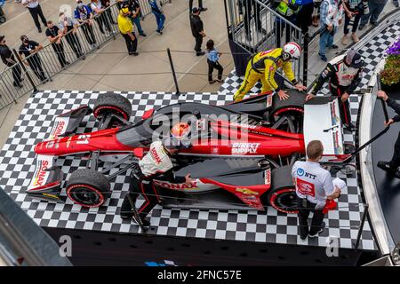 Indianapolis, Indiana, Stati Uniti. 15 maggio 2021. RINUS VEEKAY (R) (21) di Hoofddorp, Paesi Bassi vince il Gran Premio del GMR al circuito automobilistico di Indianapolis, Indiana. Credit: Brian Spurlock Grindstone Media/ASP/ZUMA Wire/Alamy Live News Foto Stock