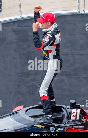 Indianapolis, Indiana, Stati Uniti. 15 maggio 2021. RINUS VEEKAY (R) (21) di Hoofddorp, Paesi Bassi vince il Gran Premio del GMR al circuito automobilistico di Indianapolis, Indiana. Credit: Brian Spurlock Grindstone Media/ASP/ZUMA Wire/Alamy Live News Foto Stock