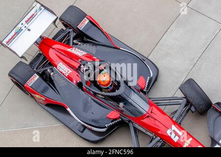 Indianapolis, Indiana, Stati Uniti. 15 maggio 2021. RINUS VEEKAY (R) (21) di Hoofddorp, Paesi Bassi vince il Gran Premio del GMR al circuito automobilistico di Indianapolis, Indiana. Credit: Brian Spurlock Grindstone Media/ASP/ZUMA Wire/Alamy Live News Foto Stock