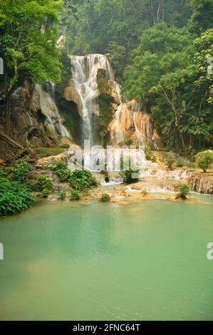 Cascate TAT Kuang si o Kuang Xi per Laotian persone e viaggiatori stranieri in viaggio visitare e giocare a nuoto poco profondo piscine d'acqua in cima ad un hil ripido Foto Stock