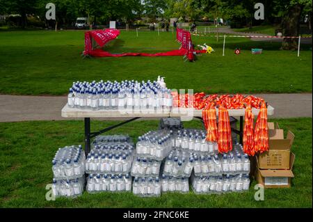 Windsor, Berkshire, Regno Unito. 16 maggio 2021. Circa 700 corridori sono entrati oggi nel Royal Windsor Half Marathon River Trail. Il finale in Alexandra Gardens, Windsor. I corridori erano tutti socialmente distanziati e non potevano iniziare la gara fino a quando non erano chiamati in avanti individualmente. I corridori sono stati felici di essere tornati a fare le competizioni di nuovo dopo il sollevamento di alcune delle restrizioni di blocco di Coronavirus Covid-19. Credit: Maureen McLean/Alamy Live News Foto Stock