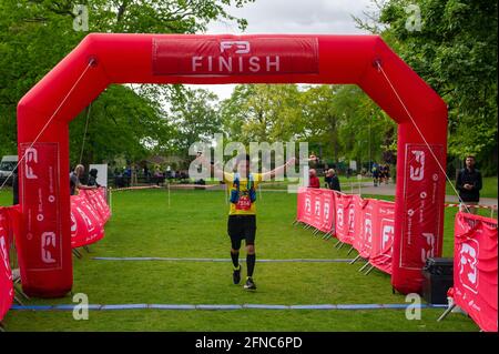 Windsor, Berkshire, Regno Unito. 16 maggio 2021. Circa 700 corridori sono entrati oggi nel Royal Windsor Half Marathon River Trail. Il finale in Alexandra Gardens, Windsor. I corridori erano tutti socialmente distanziati e non potevano iniziare la gara fino a quando non erano chiamati in avanti individualmente. I corridori sono stati felici di essere tornati a fare le competizioni di nuovo dopo il sollevamento di alcune delle restrizioni di blocco di Coronavirus Covid-19. Credit: Maureen McLean/Alamy Live News Foto Stock