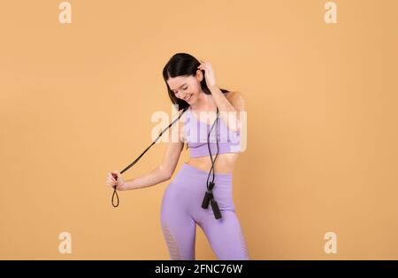 Ritratto di giovane donna allegra sportiva con Vitiligo Skin Holding Corda di salto Foto Stock