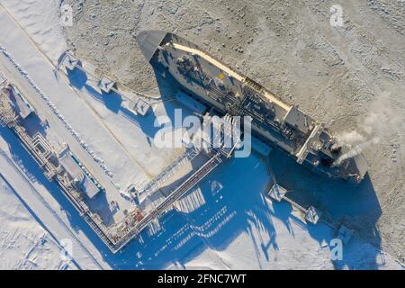 Sabetta, regione del Tyumen, Russia - 30 marzo 2021: Il vettore di gas Vladimir Vize viene caricato con gas naturale liquefatto all'ormeggio. Foto Stock