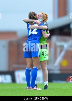 Leigh, Regno Unito. 16 maggio 2021. Ashleigh Plumptre (22 Leicester City) e Sophie Harris (48 Leicester City) festeggiano la vittoria dei loro lati dopo la quinta partita della Coppa fa Womens tra Manchester United e Leicester City al Leigh Sports Village di Leigh, Inghilterra. Credit: SPP Sport Press Photo. /Alamy Live News Foto Stock