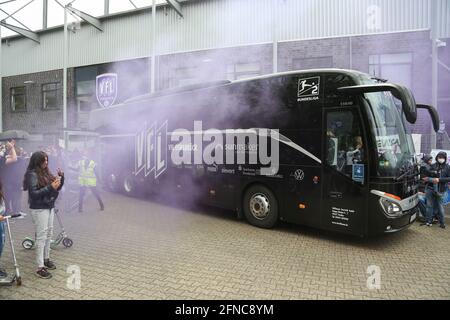 Bassa Sassonia, Germania. 16 maggio 2021: Calcio: 2. Bundesliga, VfL Osnabrück - Hamburger SV, 33. giornata di lavoro allo Stadion an der Bremer Brücke. I fan festeggiano l'arrivo del team bus da Osnabrück. Foto: Friso Gentsch/dpa - NOTA IMPORTANTE: In conformità con le norme del DFL Deutsche Fußball Liga e/o del DFB Deutscher Fußball-Bund, è vietato utilizzare o utilizzare fotografie scattate nello stadio e/o della partita sotto forma di sequenze di immagini e/o serie di foto di tipo video. Credit: dpa Picture Alliance/Alamy Live News Foto Stock