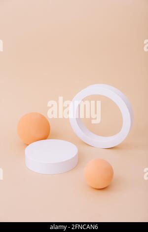Podi vuoti astratti di forma geometrica per la presentazione del prodotto su sfondo beige pastello. Foto Stock