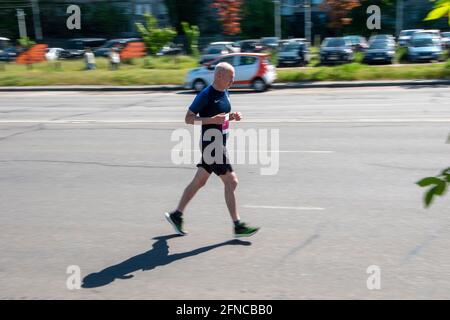 Ucraina, Kiev - 16 maggio 2021: HOKA 10 km. Gara di corsa alla Duathlon Kyiv Cup 2021 evento. Editoriale Foto Stock