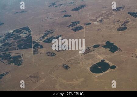 Doha – Qatar, 12 maggio 2021: Vista aerea che mostra i modelli di irrigazione circolare delle aziende agricole circondate dal deserto Foto Stock