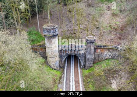 Il famoso Bramhope Tunnel North Portal, metraggio aereo Gotico portale simile a un castello e tunnel ferroviario dall'alto sulla linea Harrogate tra Horsfort Foto Stock