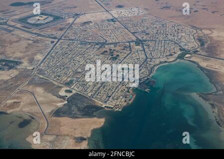 Doha – Qatar, 12 maggio 2021: Veduta aerea della città Qatar di al Khor sulla baia di al Khor sul Golfo Arabico Foto Stock