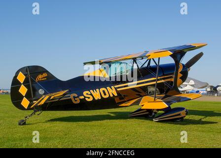 Pitts biplanare speciale G-SWON. Aereo aerobatico Pitts S-1S di proprietà e volato da Stuart Goldspink Foto Stock