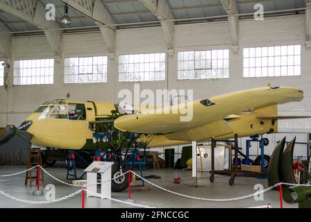 Bristol Blenheim in fase di ricostruzione, restauro. G-BPIV basato su un telaio restaurato Bolingbroke con la sezione restaurata del naso Blenheim Mk I. Foto Stock