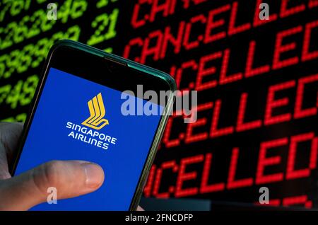 23 aprile 2021, Cina: In questa illustrazione fotografica il logo del vettore di bandiera di Singapore, Singapore Airlines, viene visualizzato su un dispositivo mobile Android con una chiave del computer che dice Annulla e annullato. (Immagine di credito: © Budrul Chukrut/SOPA immagini via ZUMA Wire) Foto Stock