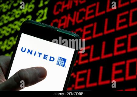 Cina. 23 Apr 2021. In questa illustrazione fotografica, il logo della compagnia aerea americana United Airlines viene visualizzato su un dispositivo mobile Android con una chiave del computer che indica Annulla e annullato. Credit: Budrul Chukrut/SOPA Images/ZUMA Wire/Alamy Live News Foto Stock