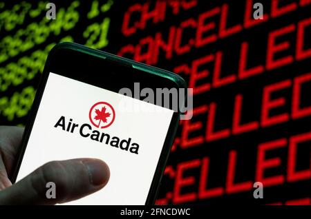 Cina. 23 Apr 2021. In questa illustrazione fotografica il logo della compagnia aerea più grande del Canada, Air Canada, è visualizzato su un dispositivo mobile Android con una chiave del computer che dice Annulla e annullato. Credit: Budrul Chukrut/SOPA Images/ZUMA Wire/Alamy Live News Foto Stock