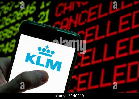 Cina. 23 Apr 2021. In questa illustrazione fotografica il logo KLM Royal Dutch Airlines è visibile su un dispositivo mobile Android con una chiave del computer che dice Annulla e annullato. Credit: Budrul Chukrut/SOPA Images/ZUMA Wire/Alamy Live News Foto Stock