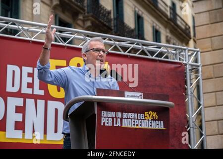 Barcellona, Spagna. 16 maggio 2021. David Fernàndez, vice presidente di Assemblea Nacional Catalana (ANC) è visto durante il suo discorso.convocato dall'organizzazione per l'indipendenza, Assemblea Nacional Catalana (ANC), centinaia di manifestanti si sono riuniti in Plaza Sant Jaume per chiedere un accordo di governo tra le forze politiche pro-indipendenza che rappresenta il 52% degli elettori. (Foto di Paco Freire/SOPA Images/Sipa USA) Credit: Sipa USA/Alamy Live News Foto Stock