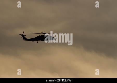 Una silhouette di un elicottero della Marina americana Sikorsky SH-60R Seahawk con il Maritime Strike Squadron 51 contro un cielo nuvoloso e crepuscolo vicino alla base aeronavale di Kanagawa. (Foto di Damon Coulter / SOPA Images/Sipa USA) Foto Stock