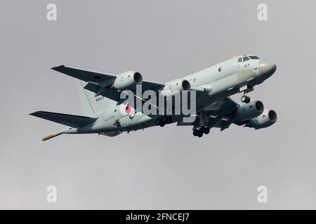 Un velivolo di pattuglia marittima Kawasaki P1 con lo Squadrone aereo 3 della forza marittima giapponese di autodifesa (JMSDF) vola vicino all'impianto aeronavale di Kanagawa. (Foto di Damon Coulter / SOPA Images/Sipa USA) Foto Stock