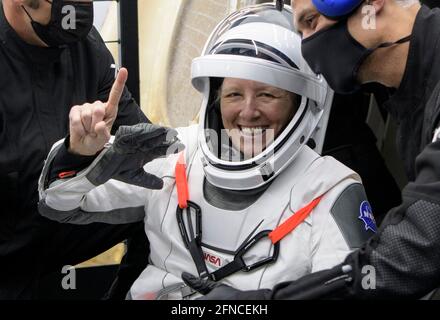 L'astronauta della NASA Shannon Walker è aiutato fuori dalla navicella spaziale SpaceX Crew Dragon Resilience a bordo della NAVE DI recupero GO Navigator dopo lo splashdown nel Golfo del Messico 2 maggio 2021 al largo della costa di Panama City, Florida. La capsula trasportava gli astronauti della NASA SpaceX Crew-1 Mike Hopkins, Shannon Walker e Victor Glover, e l'astronauta della JAXA Soichi Noguchi di nuovo alla terra dalla Stazione spaziale Internazionale. Foto Stock