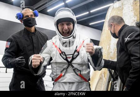 L'astronauta della NASA Mike Hopkins è aiutato fuori dalla navicella spaziale SpaceX Crew Dragon Resilience a bordo della NAVE DI recupero GO Navigator dopo lo splashdown nel Golfo del Messico 2 maggio 2021 al largo della costa di Panama City, Florida. La capsula trasportava gli astronauti della NASA SpaceX Crew-1 Mike Hopkins, Shannon Walker e Victor Glover, e l'astronauta della JAXA Soichi Noguchi di nuovo alla terra dalla Stazione spaziale Internazionale. Foto Stock