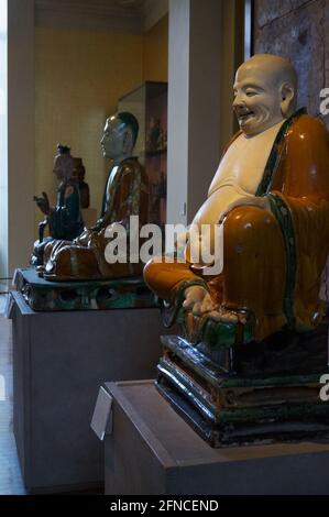 Londra, UK: Linea di statue nella collezione cinese del British Museum Foto Stock