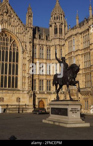 Londra, Regno Unito: Statua equestre in bronzo e bassorilievo di Richard Coeur de Lion (Richard il cuore di Lionheart), nel Palazzo Vecchio Yard fuori dal Palazzo di Westminster Foto Stock