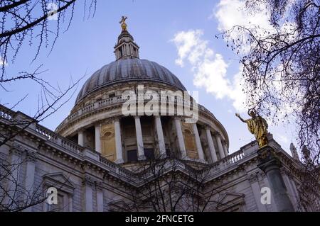 Londra, Regno Unito: Una vista dal basso della cupola della Cattedrale di San Paolo Foto Stock