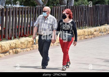 Vendrell, Spagna. 16 maggio 2021. Una coppia è visto indossare una maschera facciale come una misura preventiva contro Covid-19 in Vendrell. Dal 9 maggio, il governo ha decretato la fine dello stato di allarme in Spagna, la gente torna allo stato di normalità prima della pandemia. Ristoranti, commercio, turismo e vita quotidiana continuano con misure preventive come l'uso di maschere e il mantenimento della distanza sociale. Credit: SOPA Images Limited/Alamy Live News Foto Stock