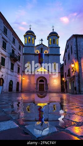 Piazza con la chiesa di San Nicola a Cattaro all'alba Foto Stock