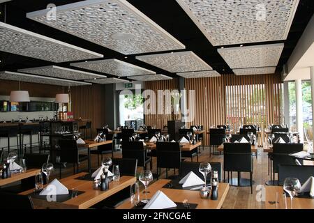Berlino, Germania – Luglio 13 2020: Empty cafe. Esterno interno di un cafe moderno in stile lussuoso Foto Stock