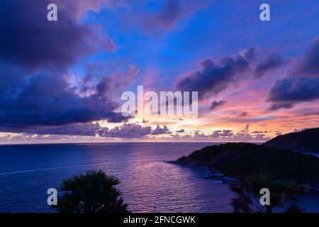 Cielo al tramonto a Phrom Thep Cape il punto panoramico dell'Isola di Phuket, la Perla del Mare delle Andamane, questo luogo è popolare per i turisti Foto Stock