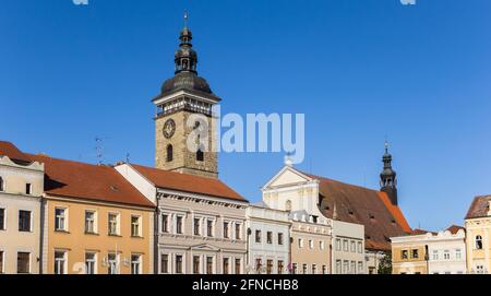 Vecchie case e torre nera a Ceske Budejovice, Repubblica Ceca Foto Stock