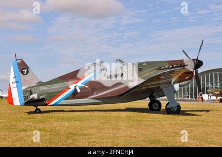 Forza aerea Francese Morane Saulnier M.S.406 da combattimento aereo, gli aerei della Seconda Guerra Mondiale. Il volo a un'esibizione aerea. MS406 warbird aeroplano Foto Stock