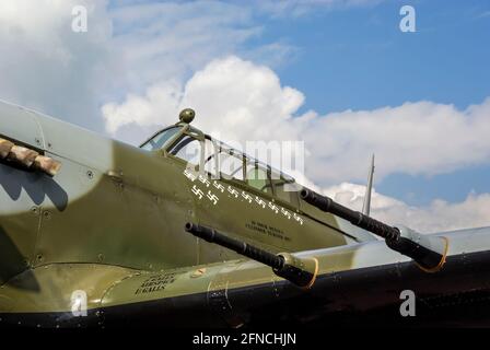 Uccidi i contrassegni su Hawker Hurricane IIc PZ865 della Royal Air Force, RAF, Battle of Britain Memorial Flight. Segni di swastika, attraverso cannon cannoni barili Foto Stock