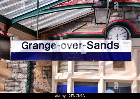 Cartello a Grange Over Sands Railway Station, Cumbria, uk Foto Stock