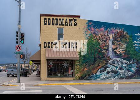 L'esterno del grande magazzino Goodman con un grande murale dipinto sul lato dell'edificio a due piani di Pagosa Springs, Colorado. Foto Stock