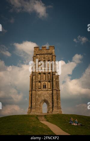 La torre della chiesa di San Michele su Glastonbury Tor ai livelli del Somerset, Inghilterra, Regno Unito Foto Stock