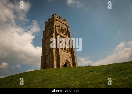 La torre della chiesa di San Michele su Glastonbury Tor ai livelli del Somerset, Inghilterra, Regno Unito Foto Stock