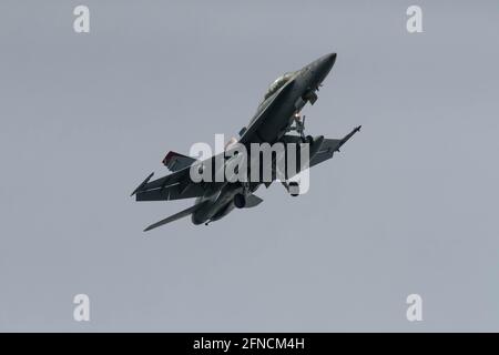 Un McDonnell Douglas F/A-18D Hornet con il Marine Fighter Attack Squadron 232 (VMFA-232) conosciuto come Red Devils vola vicino alla base aerea NAF Atsugi a Kanagawa. Foto Stock