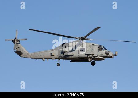 US Navy Sikorsky SH-60 Seahawk con l'elicottero Maritime Strike Squadron Five-One (HSM-51) vola vicino Naval Naval Air Facility a Kanagawa. Foto Stock