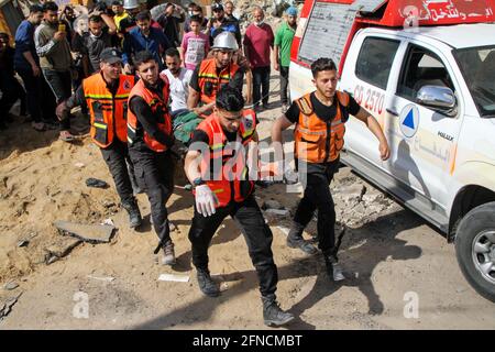 (210516) -- GAZA, 16 maggio 2021 (Xinhua) -- i membri della difesa civile palestinese salvano un uomo che è stato intrappolato sotto le macerie di case distrutte a seguito di attacchi aerei israeliani in via al-Wahda nel mezzo della città di Gaza, il 16 maggio 2021. La tensione tra Israele e i gruppi militanti nella striscia di Gaza è continuata domenica per il settimo giorno di fila, mentre il numero di vittime nell'enclave costiera è salito a 181 e altri 1,225 sono stati feriti, ha detto i funzionari. Credit: Xinhua/Alamy Live News Foto Stock