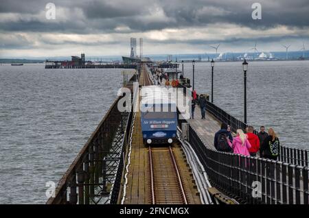 Southend on Sea Essex Inghilterra UK 15 maggio 2021 il treno Sir William Heygate sul molo, che prende il nome dall'ex sindaco di Londra. Ha anche guidato il pubblico Foto Stock
