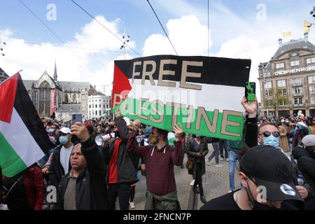 Migliaia di membri e sostenitori delle comunità palestinesi prendono parte a una protesta di solidarietà con il popolo palestinese per il conflitto con Israele in piazza Dam, in mezzo alla pandemia del coronavirus del 16 maggio 2021 ad Amsterdam, Paesi Bassi. Il conflitto tra Israele e Palestina, combattimenti transfrontalieri tra militanti della striscia di Gaza, che hanno sparato centinaia di razzi in Israele; E gli attacchi aerei israeliani che finora hanno lasciato 174 persone sono stati uccisi a Gaza, tra cui 47 bambini e 29 donne, con 1,200 feriti, secondo il ministero della salute controllato da Hamas. (Foto di Pau Foto Stock