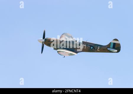 Seconda guerra mondiale Vickers Supermarine Spitfire Mk.XIX aereo da caccia PS890 che vola a Duxford, Regno Unito, in cielo blu Foto Stock