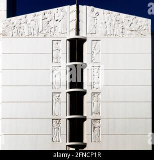 Sculture pedimentali Art Deco sulla Cattedrale dello Spirito Santo a Bismarck, North Dakota. Il lato sinistro del frontone mostra un pr cattolico romano Foto Stock