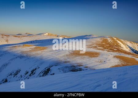 Tramonto invernale visto da vicino Pic de la Dona (Pyrénées Orientales, Occitanie, Francia) ESP: Atardecer inverso desde cerca del Pic de la Dona Foto Stock